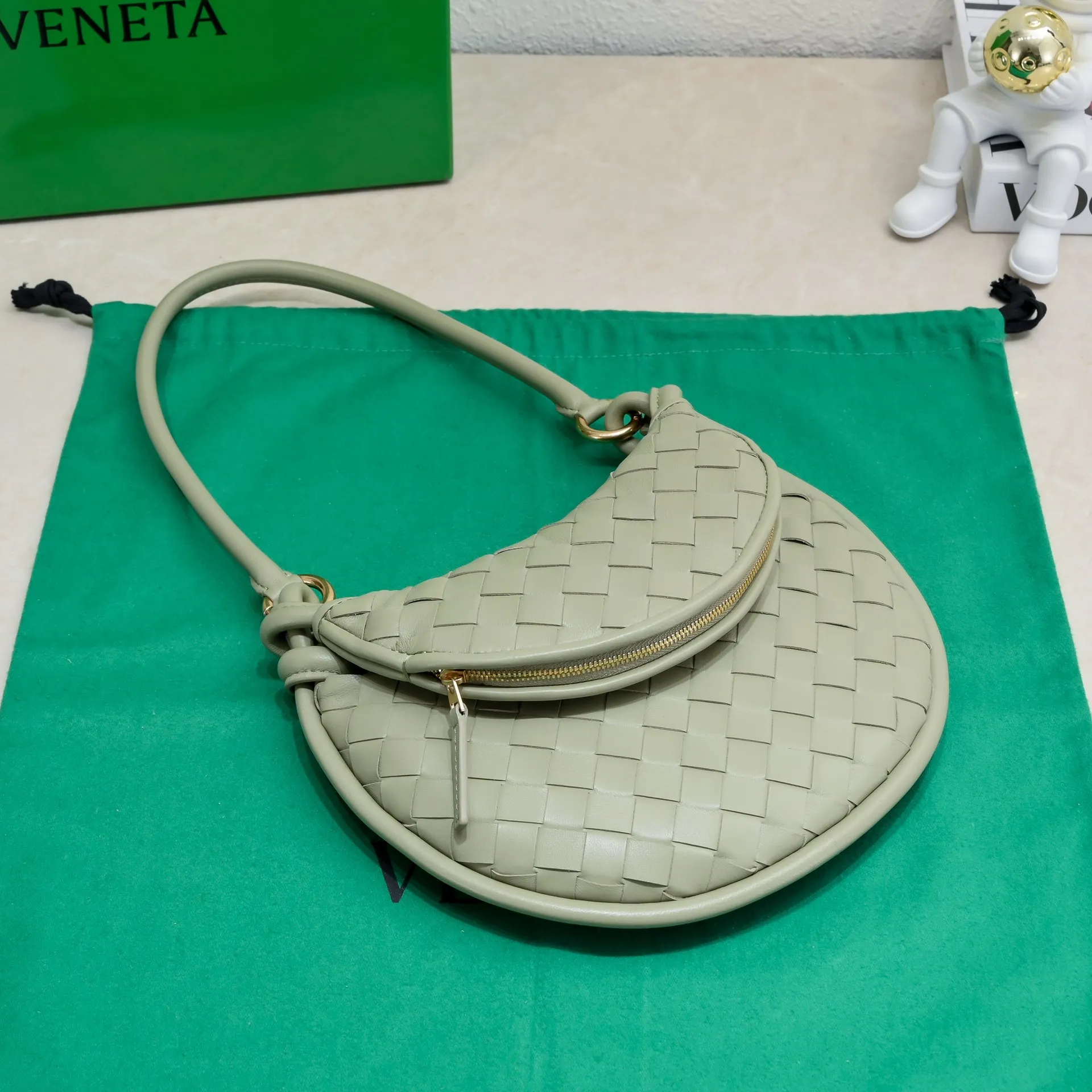 Batch 1460 Bv Shu Qi's same "Gemelli" twin bag 776764 locked in advance 24 years of hot style 💕 Gemelli is made up of two half-moon-shaped bags paired together, with the brand's iconic intrecciato woven sheepskin, equipped with a detachable tubular handle, which can be used as a clutch, on the shoulder or by flipping the small crescent moon as a handle, or as a long shoulder strap 🉑️Crossbody The dual design has a personalized yet charming attitude, and the eye-catching visual impact brings an elegant and fashionable feeling. It is a bag worth buying💥There are 3 sizes to choose from.  Size: 24.5x19x7, plus long shoulder strap ➕80 Model: 6764